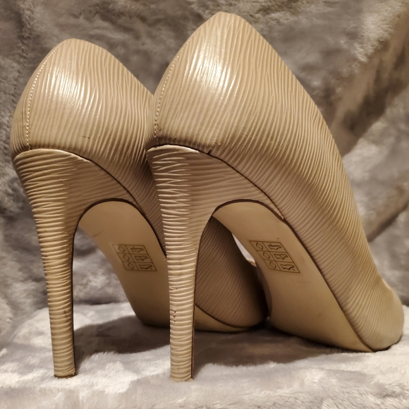 Call It Spring Tan Textured Pumps 📦 - Picture 6 of 7